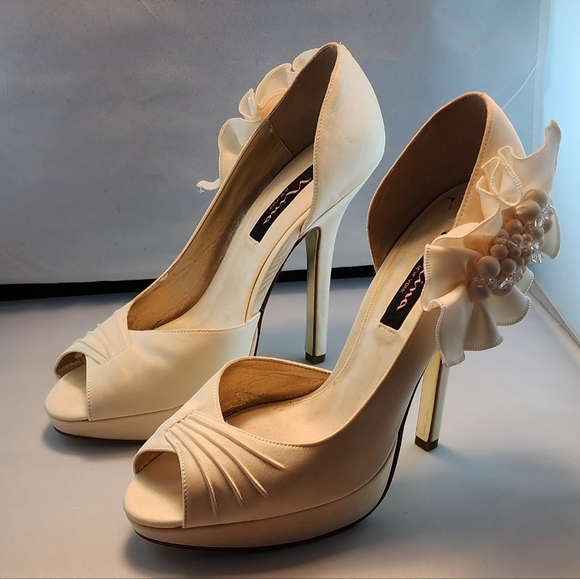 New Nina Ivory Platform Ruffle and Beaded Embellished Pump Size 9M - Picture 3 of 10